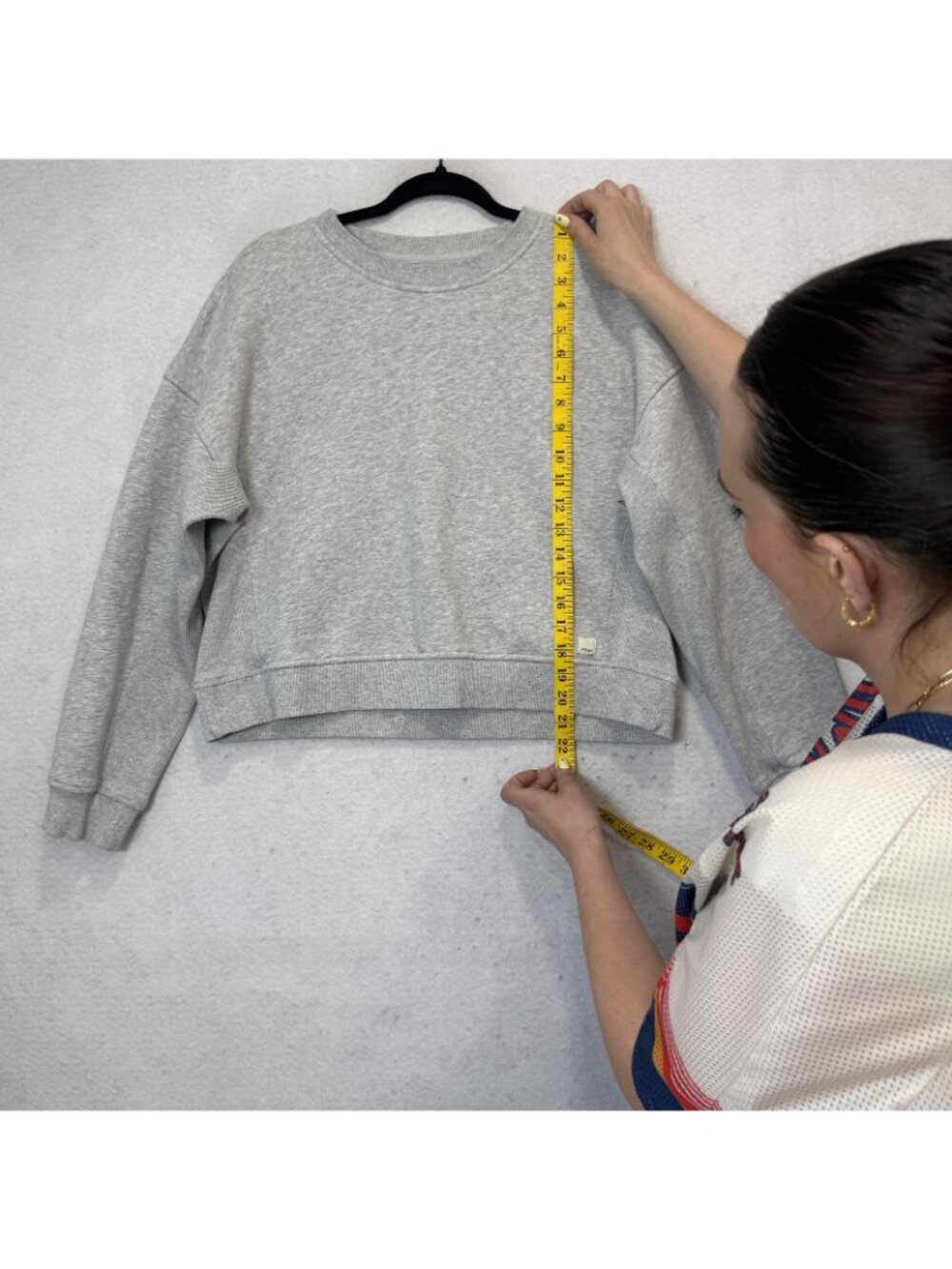 Vuori Sweatshirt Women M Gray Crewneck Pullover Relaxed Fit Cropped Knit Top - Picture 2 of 4